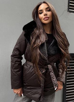 До -20❄ шоколадна зимова тепла стьобана подовжена  куртка утеплена силіконом під пояс з хутровим воротом і капішоном