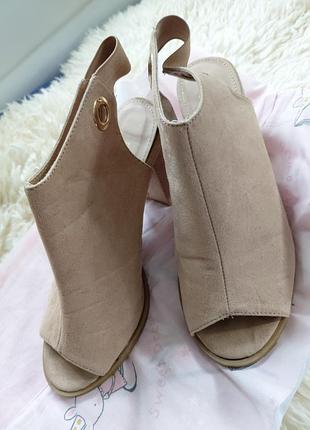 Женские босоножки