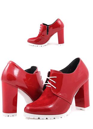 Червоні лакові ботильйони з натуральної шкіри. розмір 39.