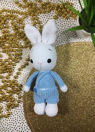 Мягкая вязаная игрушка/амигуруми зайка в зеленом или синем комбинезоне