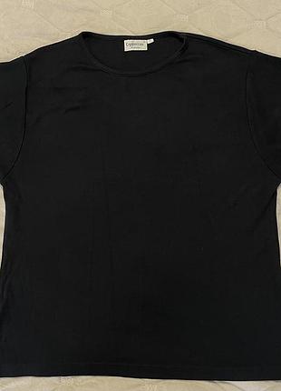 Чорна футболка без принтів