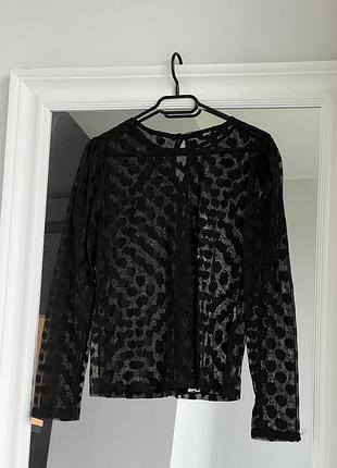 Чорний лонгслів в сіточку в принт сердечка