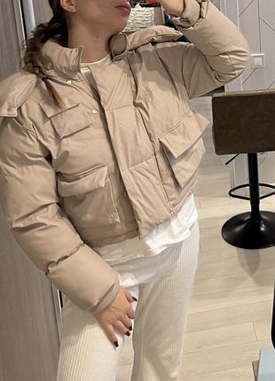 Курточка пуховик зимова молочна бежева maniere de voir коротка з манжетами