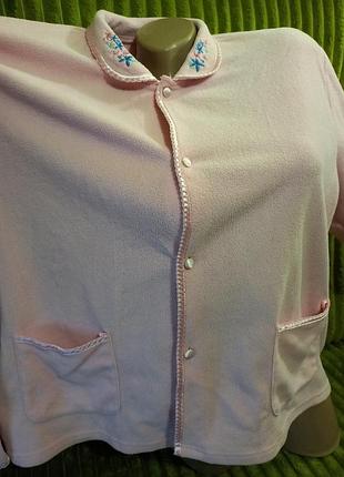 Розовая флисовая домашняя кофточка с вышивкой. пог70см.22/24р