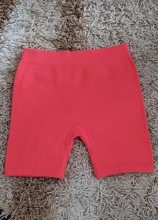 Яркие шорты в рубчик