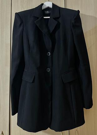 Чорний жакет з плечима