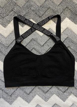 Чорний топ бюстгальтер з перехресними бретелями та написами