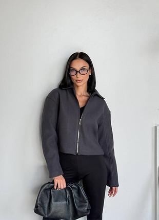 Женский базовый бомбер – универсальная вещь, которая сочетается с любым стилем одежды.