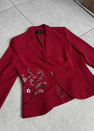 Стильний ошатний червоний піджак із вишивкою розмір 46