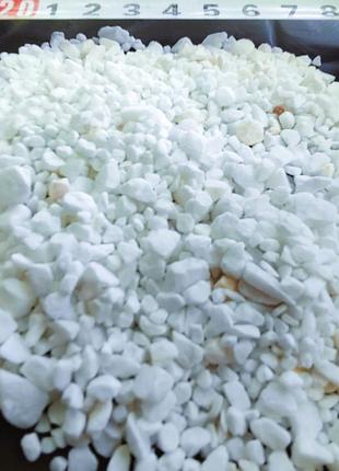 Белая мраморная крошка 3–5 мм. упаковка 25 кг