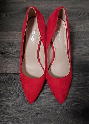 Туфлі на каблуку
