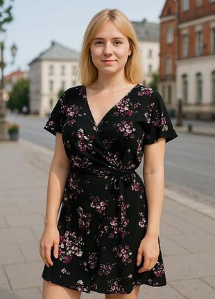 Гарна сукня на запах, підкреслює талію