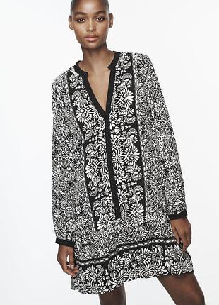 Короткое черное белое платье с принтом от zara, размер xs, s