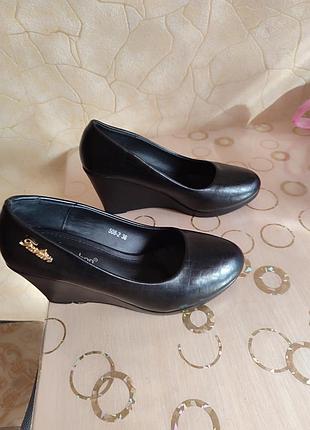 Туфлі жіночі на танкетці