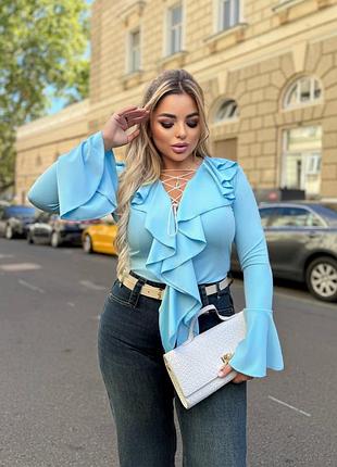 Женская кофточка с воланами на шнуровке