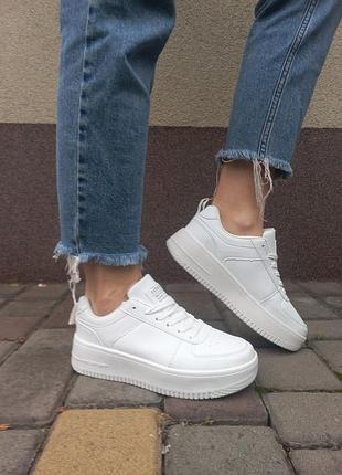Белые осенние кроссовки