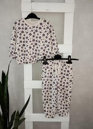 Костюм на 12-18мис
долж.34,рук.вож шеи 34.брюки длинн.49, крок 29,пояс 24
состояние отм.
💳300