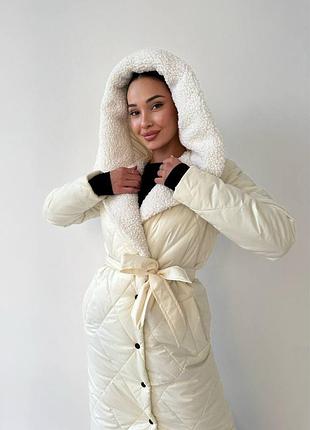 До -20 ❄ молочная зимняя теплая стеганая длинная куртка пальто утеплена силиконом с капишоном и воротом меховым тедди под пояс