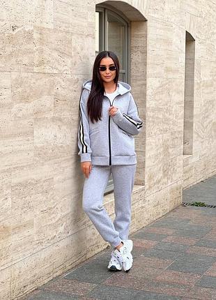 Женский спортивный костюм на флисе на молнии