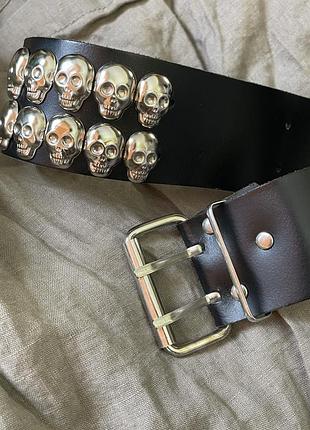 Кожаный черный ремень с черепами 85