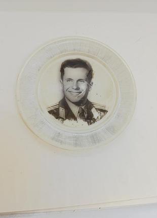 советская пластиковая тарелка с изображения космонавта сср попов леонид ивановичское масло настенная тарелка портрет картина попов л. и. фотография