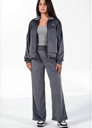 Костюми жіночі велюрові