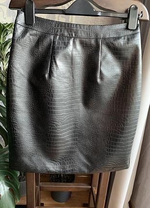 Чорна спідниця з еко шкіри з тисненням під крокодила