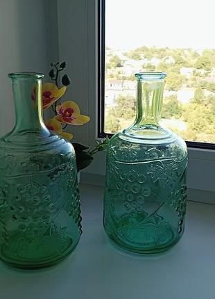 Комплект из двух толстостенных графинов в хорошем состоянии