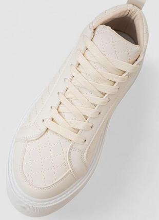 Кроссовки на толстой подошве