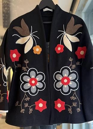 Жіноче кашемірове пальто з вишивкою етно