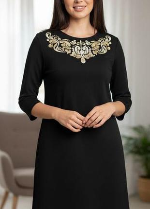Чёрное платье с золотистым рисунком vikamoda