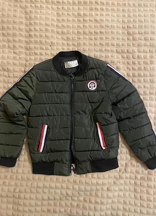 Зелена утеплена куртка-бомбер з нашивками у військовому стилі від zara