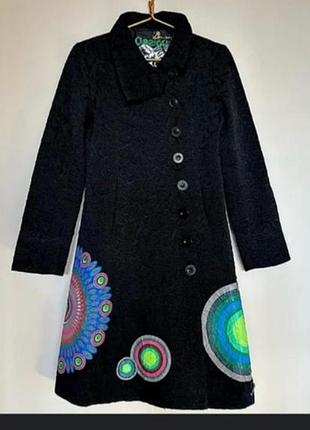 Стильное женское пальто черного цвета с оригинальным дизайном desigual