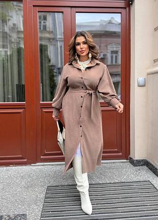 Вельветовое платье миди кэмэл женское с длинным рукавом и воротничком на пуговицах с поясом мокко