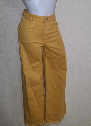 Джинсы прямого кроя черного цвета с белой строчкой