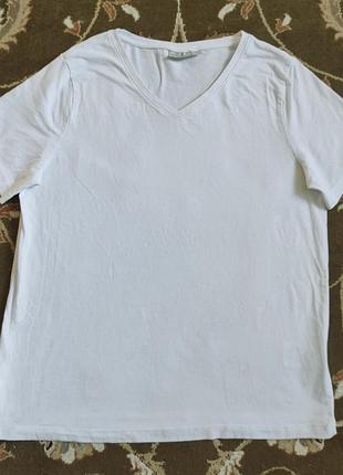 Біла базова футболка