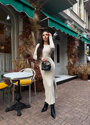 Трикотажное длинное платье в евро-рубчик с разрезом со стороны