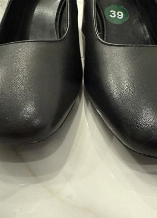 Нові зручні туфлі geox 39 р