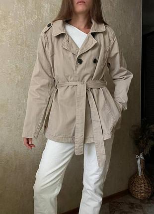 Трендовый укороченный тренч от levis