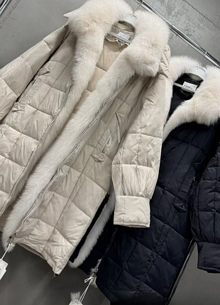 Тонкий облегчённый женский пуховик 50 и 58 размера со съемным мехом молочного цвета.