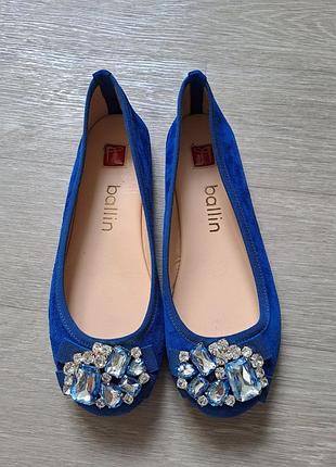 Роскошные оригинальные премиальные итальянские замшевые туфли балетки ballin с пряжкой из камушков цвет синий электрик размер 36