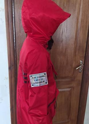 Красная куртка, непромокаемая