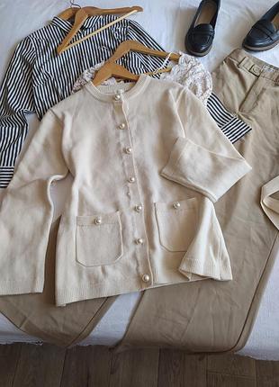 Молочный плотный блейзер с жемчужинами