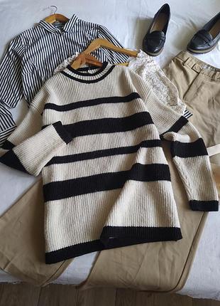 Удлиненный бежево черный свитер в полоску