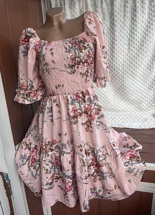 Красивое платье в цветок