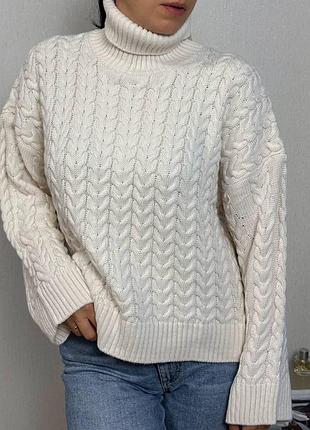 Жіночий світлий светр