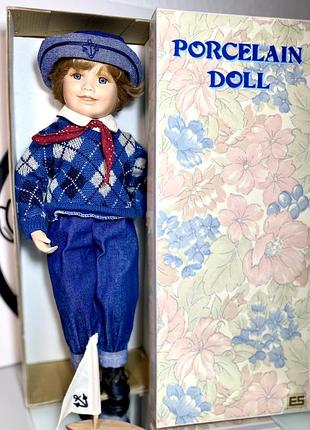Новая. в коробке. винтажный фарфоровая коллекционная кукла-мальчик «морячок»