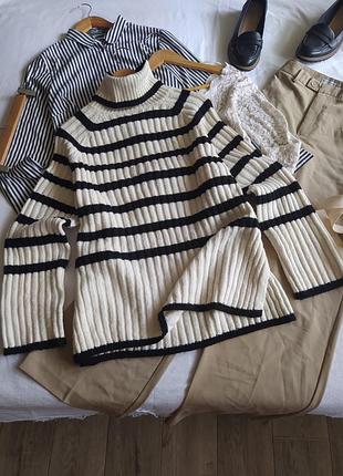 Черно-молочный удлиненный свитер оверсайз в полоску с разрезами