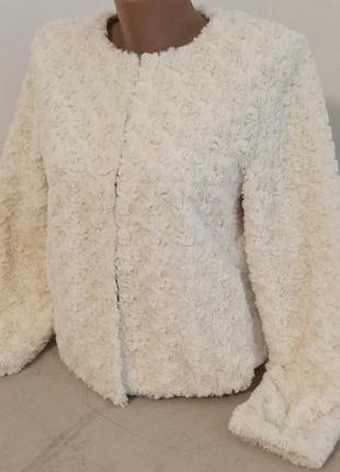 Легкая шубка на крючках, на подкладке, теплая осень и весна