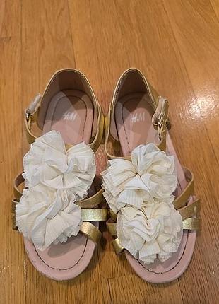 Детские нарядные босоножки